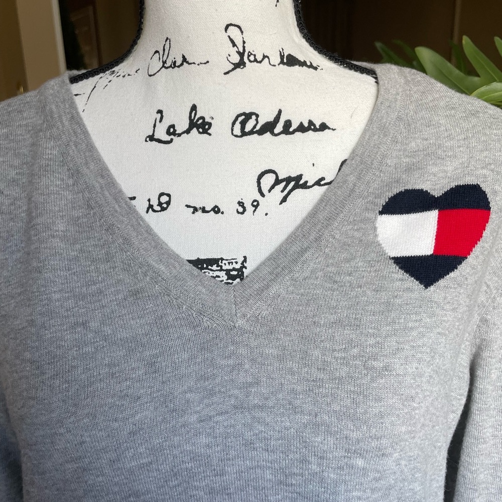 Tommy Hilfiger Global Heart Ivy Sweater in Grey - Picture 4 of 5